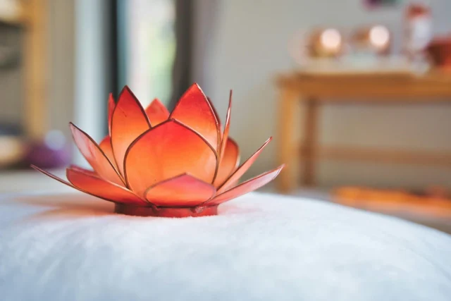 Fleur de lotus sur table de massage