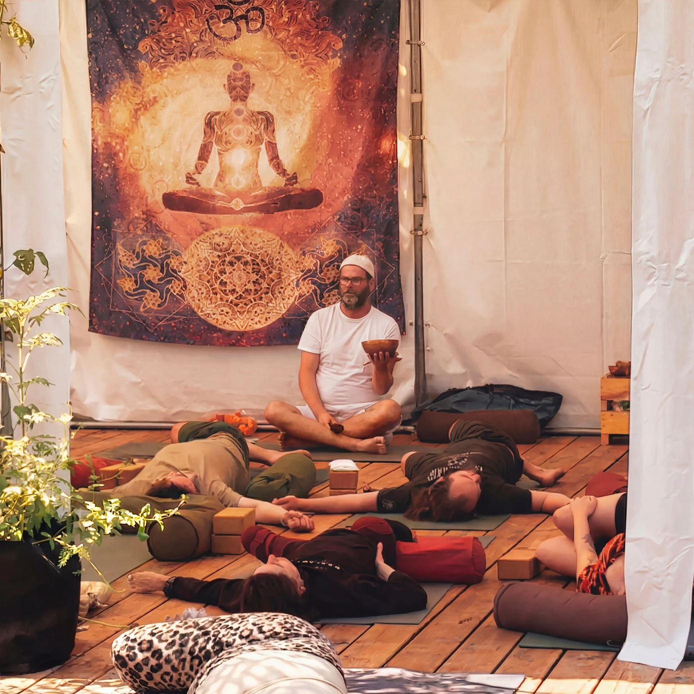 Photo Franck Rosevegue en train de guider une médiation de Yoga de groupe